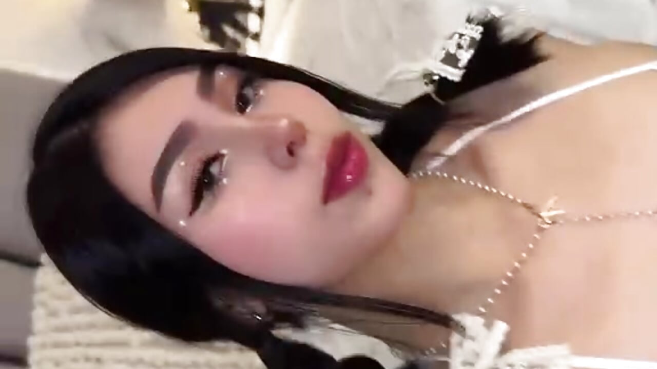 Today's cutest thing only comes into my room – video od webkamerové modelky Helena_Whaite