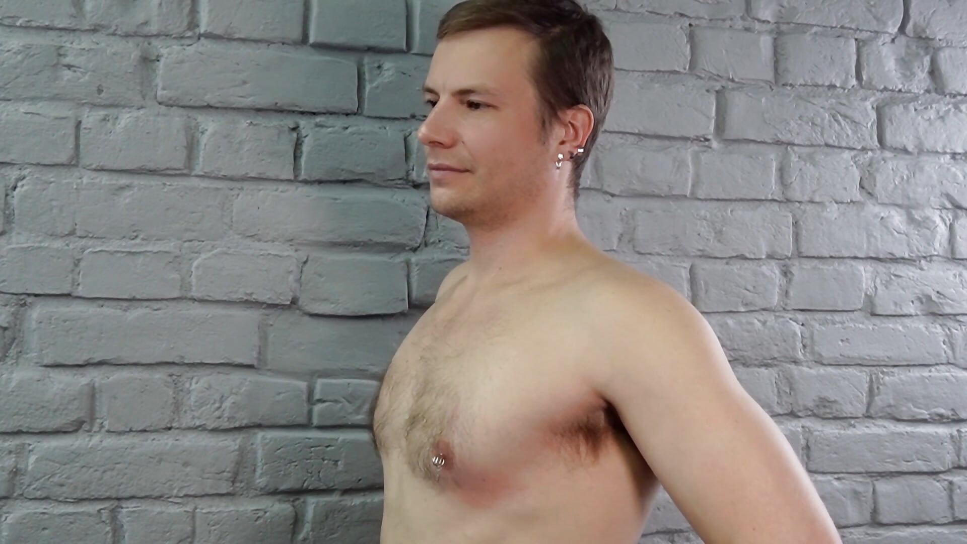 Piersing Tease - video di MikeMikler modella di cam