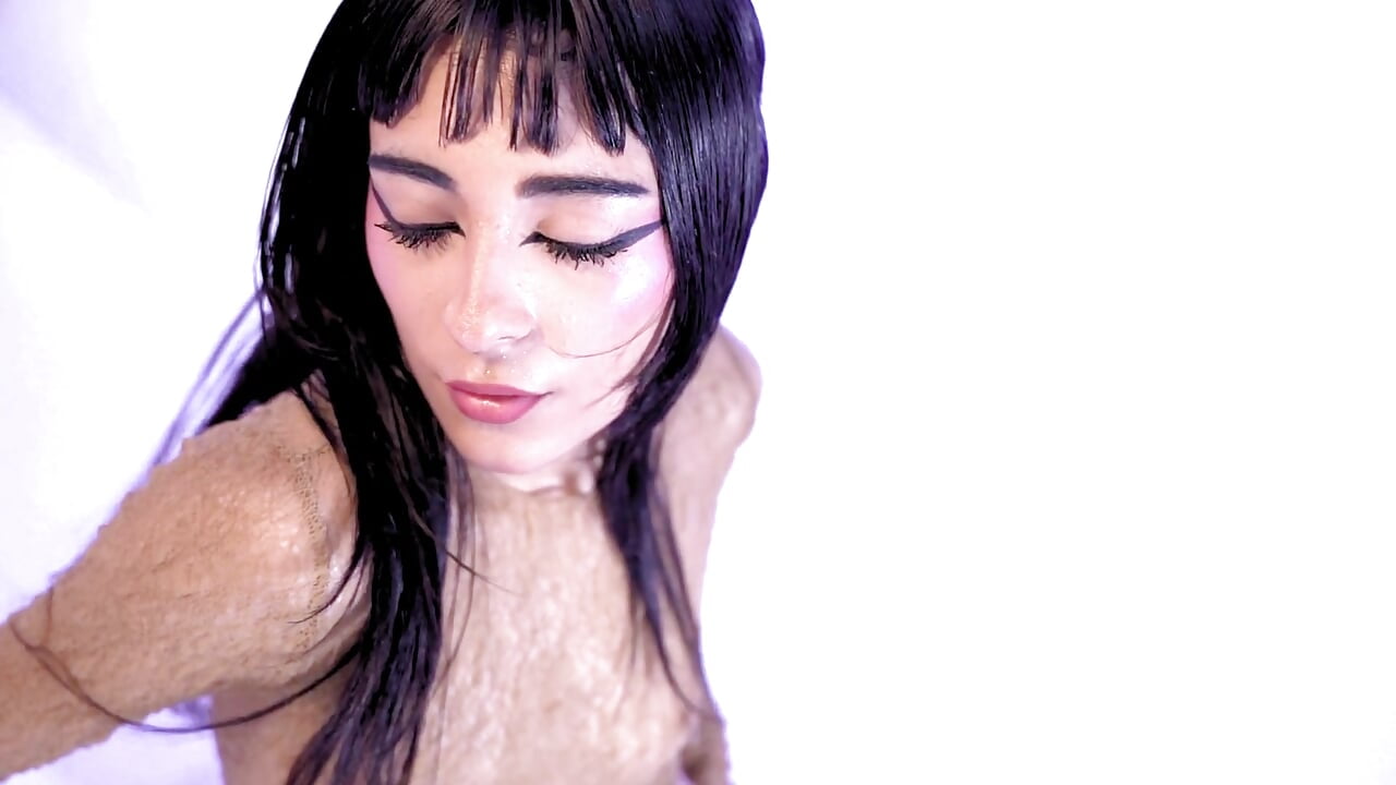 🍷 “Seduction is my favorite language.” - vídeo de la modelo de cam Iris_komatsu