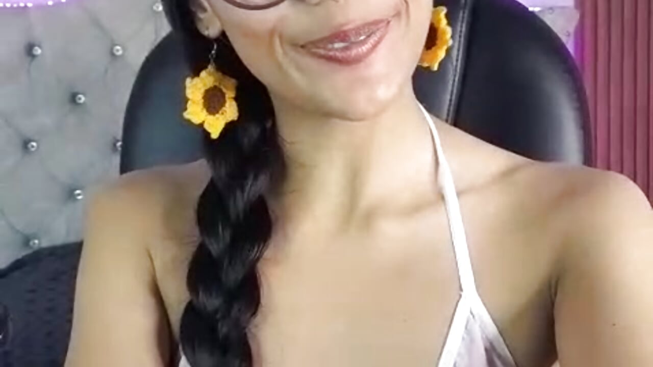 🌻 - video by Violett_Gardenn cam model