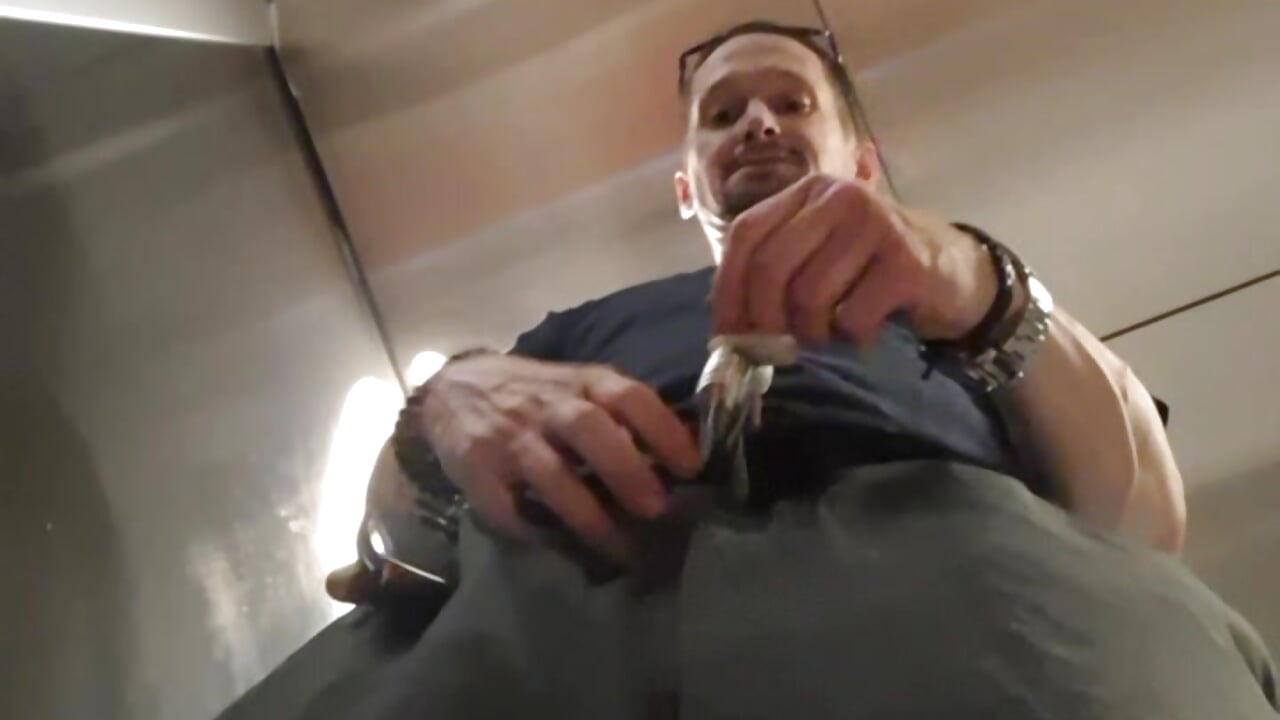 Pulling it out in public on a elevator 🤯 – видео вебкам-модели XxBigJim