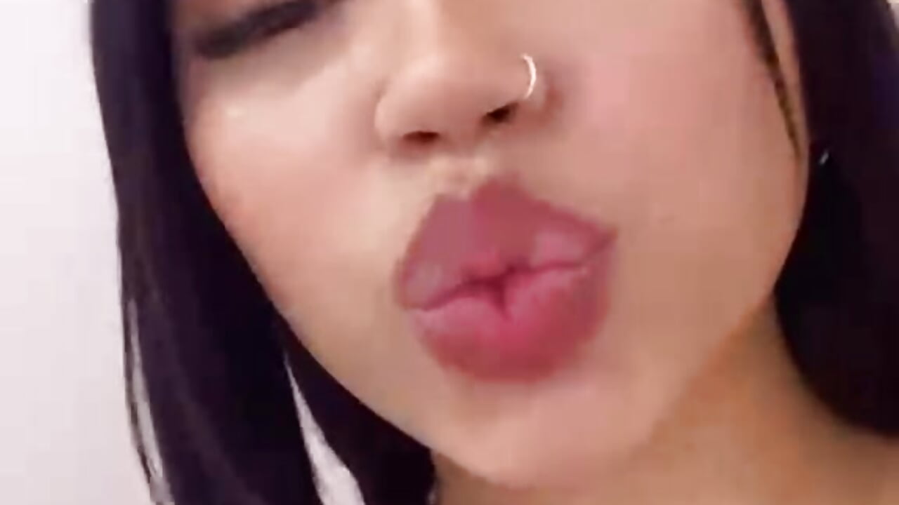 Piercing – video od webkamerové modelky Lucy_asm