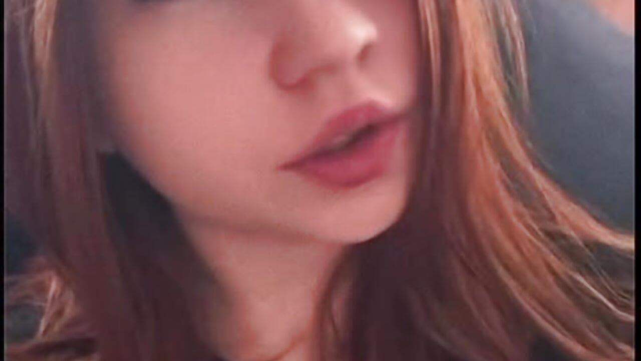<3 – video modela na kameri EmmaLovelyBB