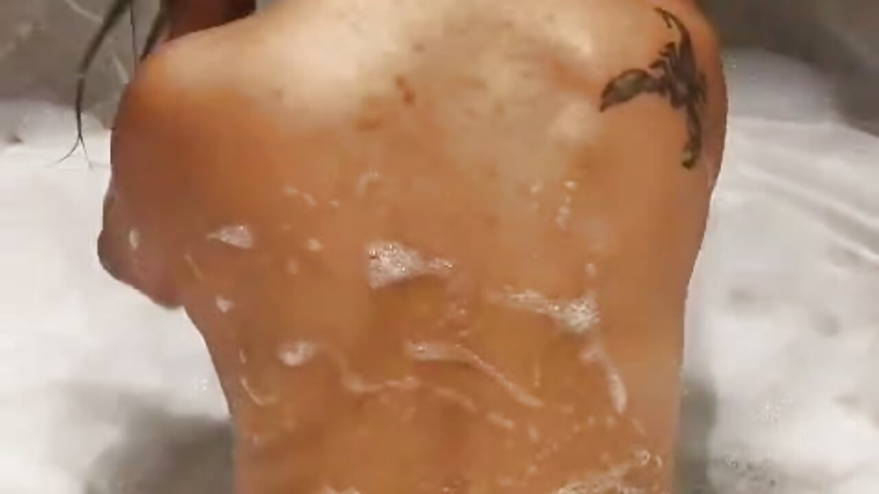 twerking hot in jacuzzi 🔥🍑－カメラキャストのLilithBonethの動画