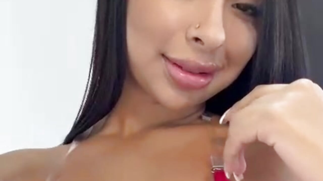 Today my eyes speak more than my words do you dare to understand them? 😏 - video di GabyJones_ modella di cam