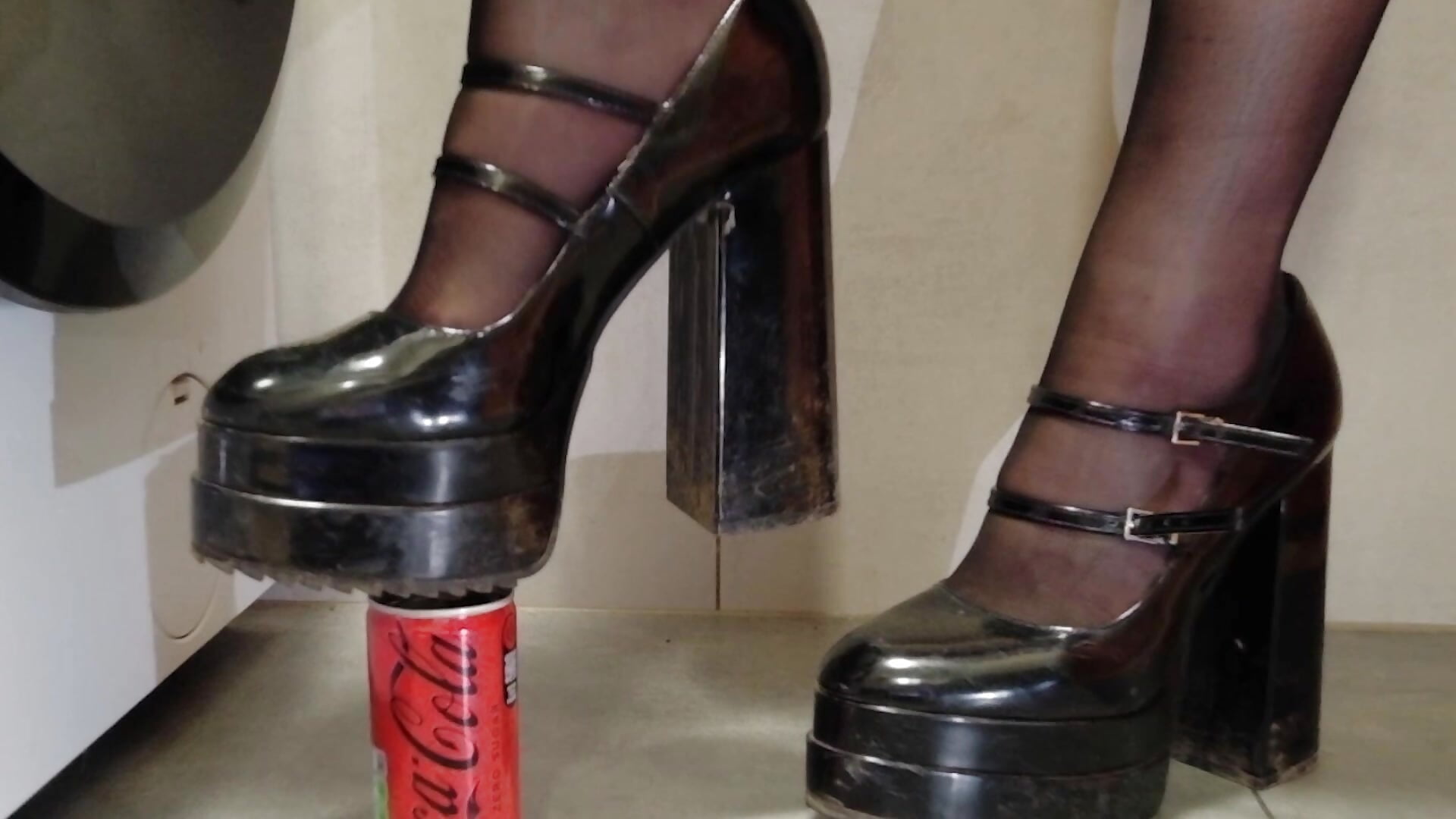 These boots are made for smashing you – video od Candy_Rust
