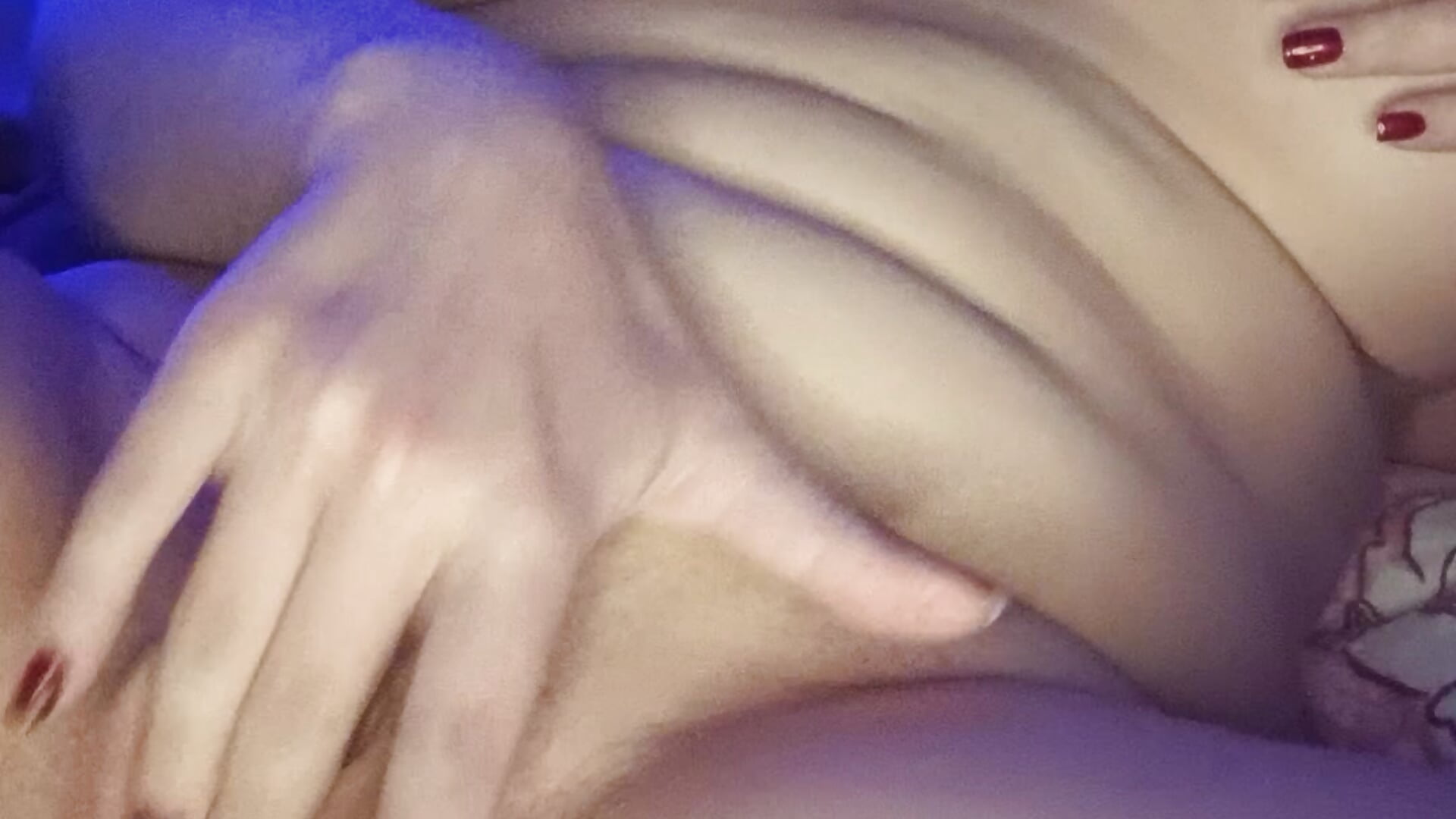 Fingers in pussy - vidéo du modèle de showcams MiniDiana555