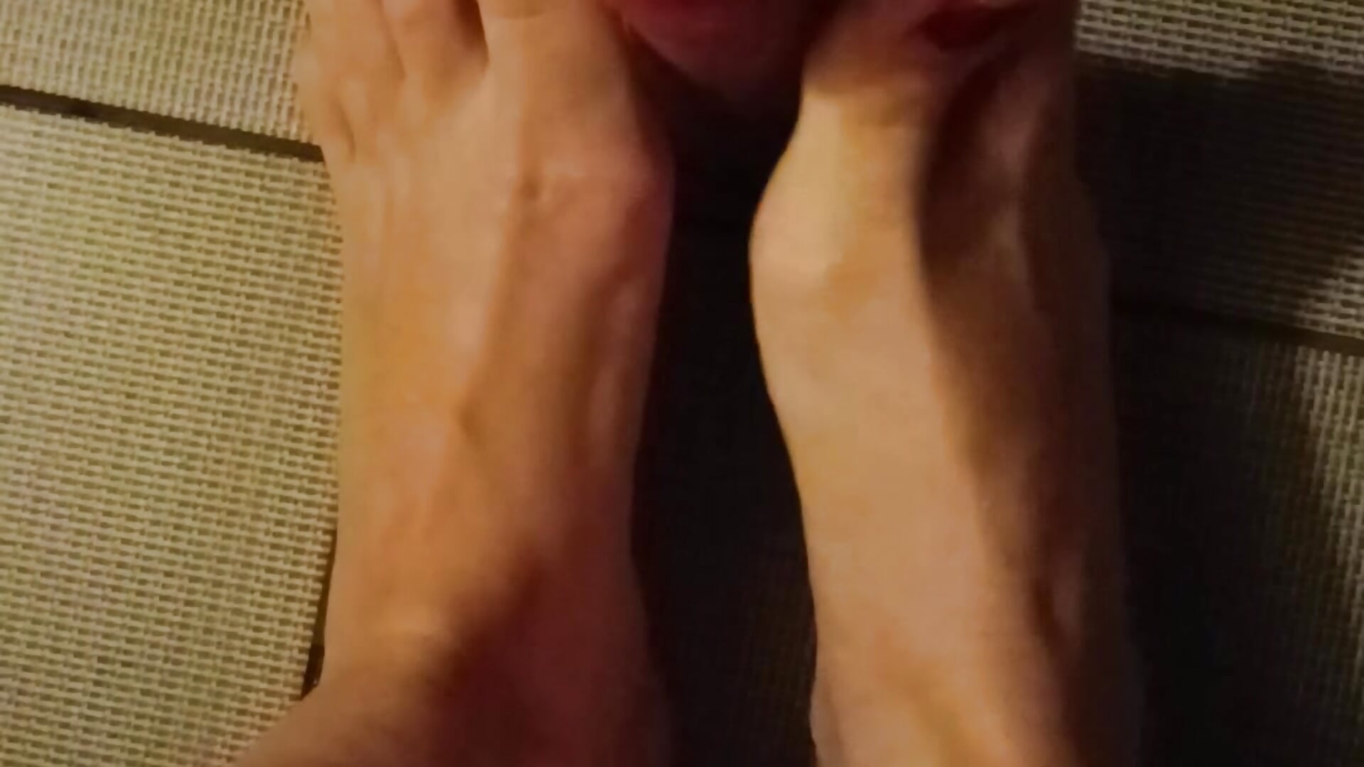 Foot job - video by MiniDiana555 cam model