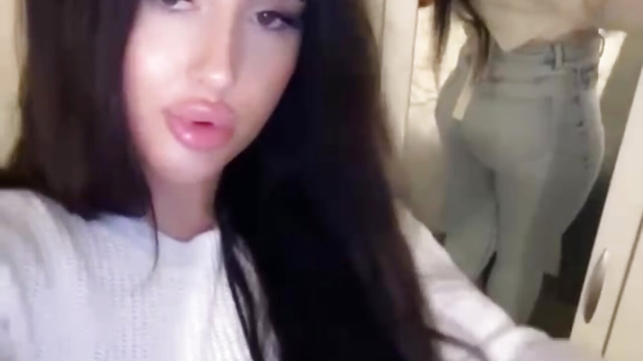 😘😘 - video oleh model kamera EmiliaLaurent