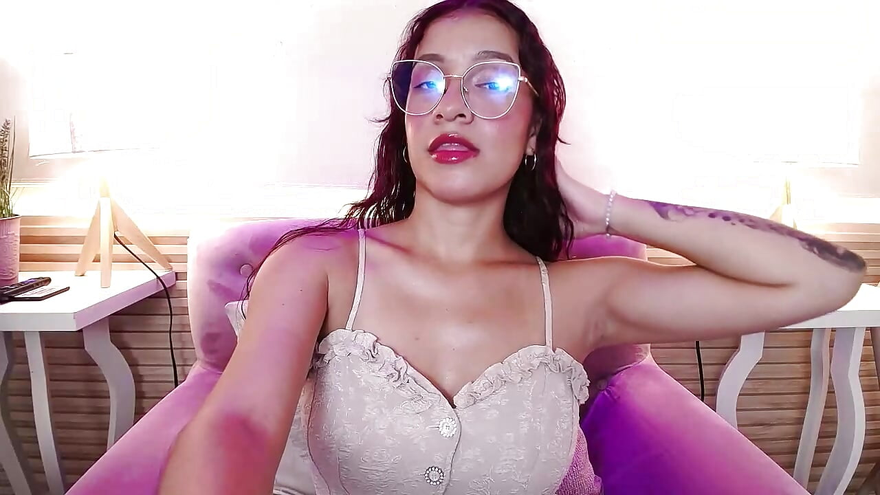 Hey daddy, do you have any naughty ideas for us tonight? - סרטון של BrianaGaging, דוגמן/ית מצלמה