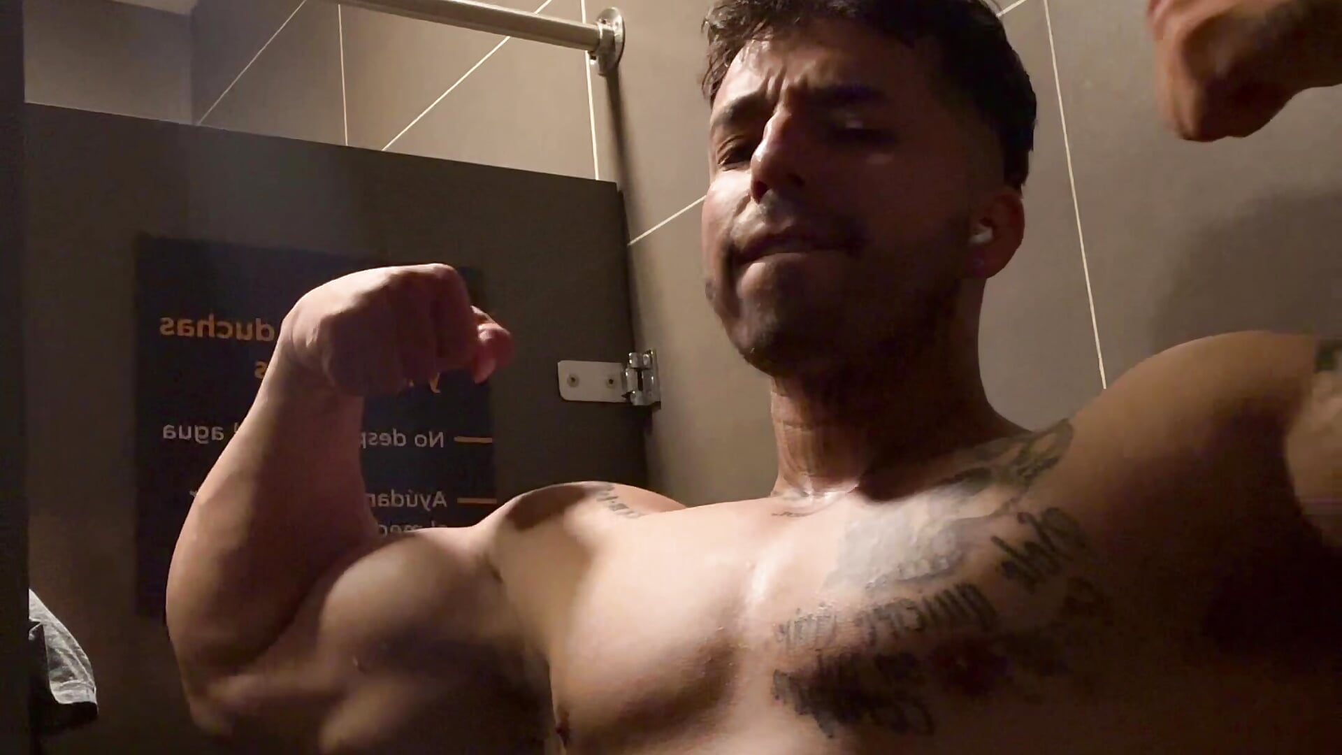 Shower in the gym - video van Jacobb_Phoenix cam-model