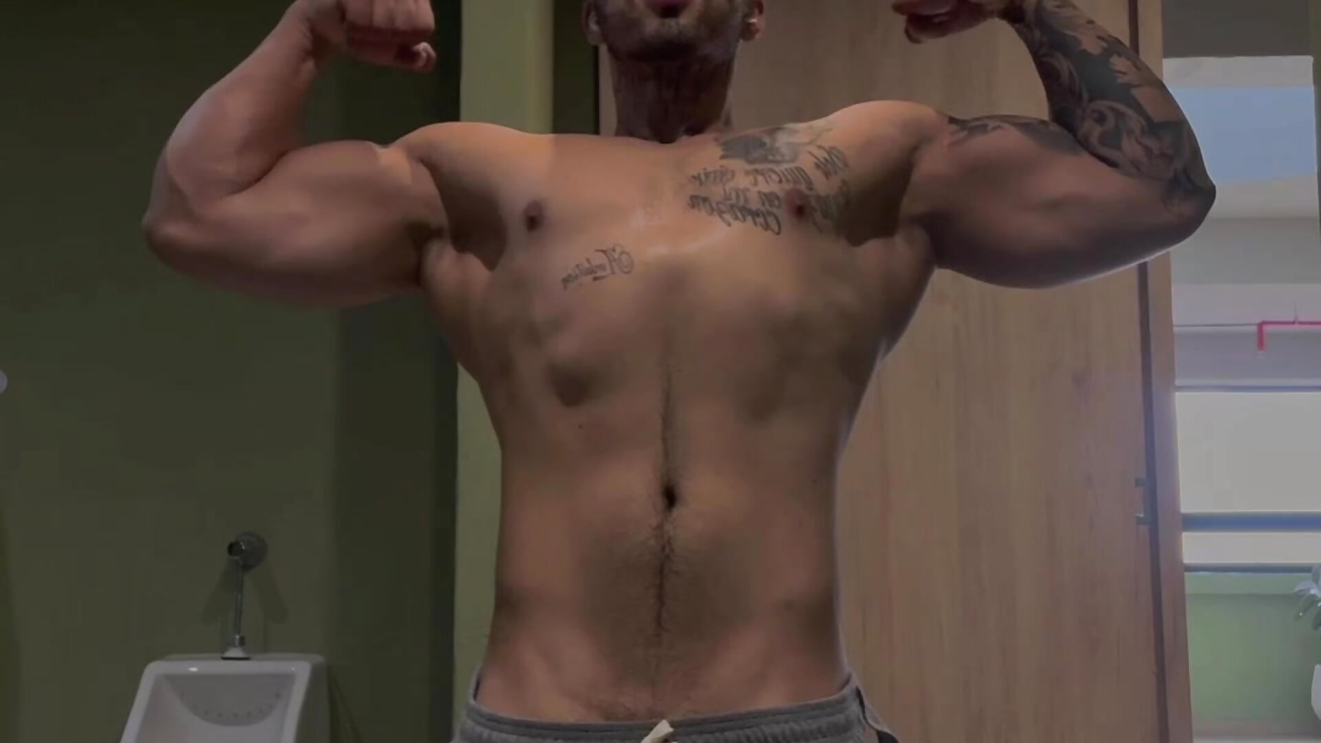 Jacobb_Phoenix adlı kamer modelinin viral videoları:  1082