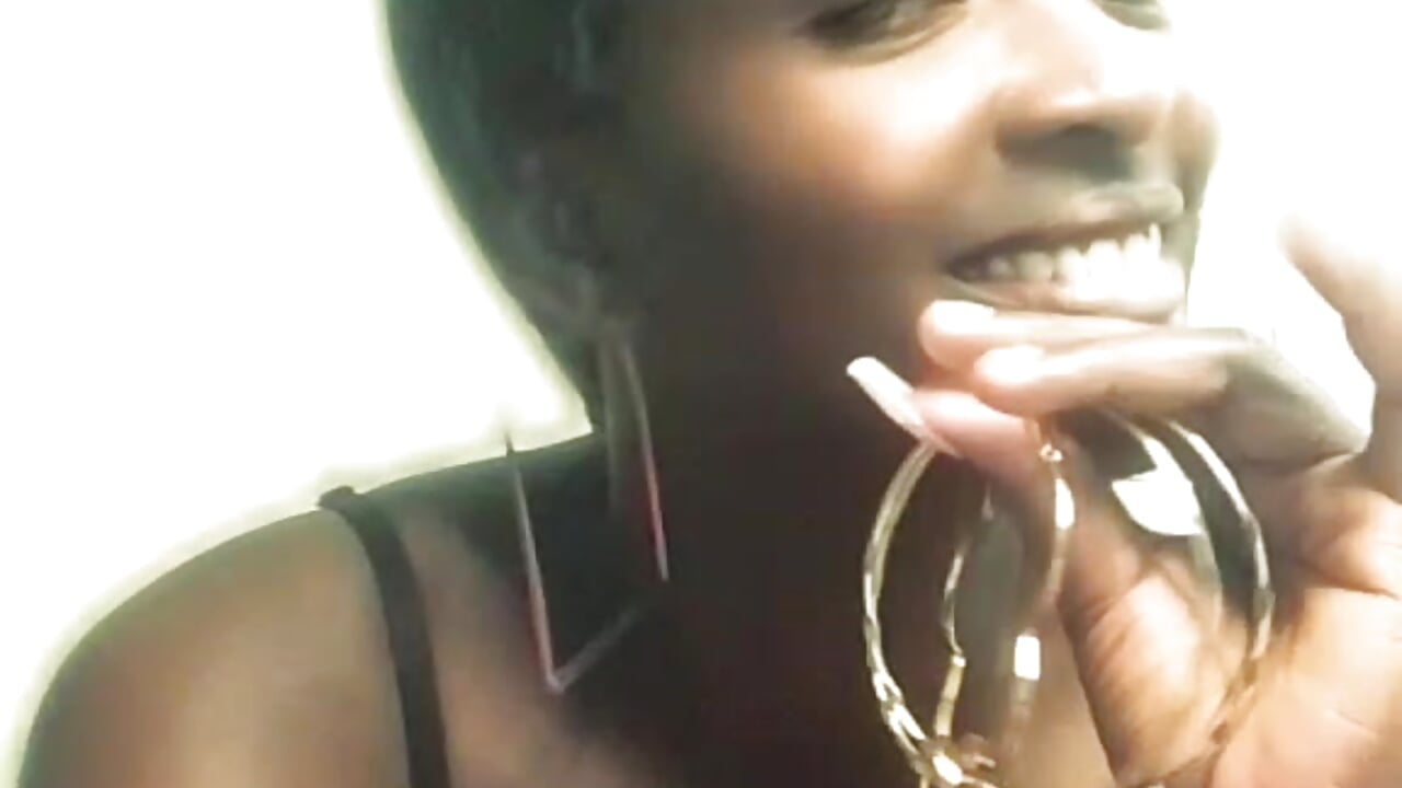 Piercing of ears – video af Black_Q cam-model