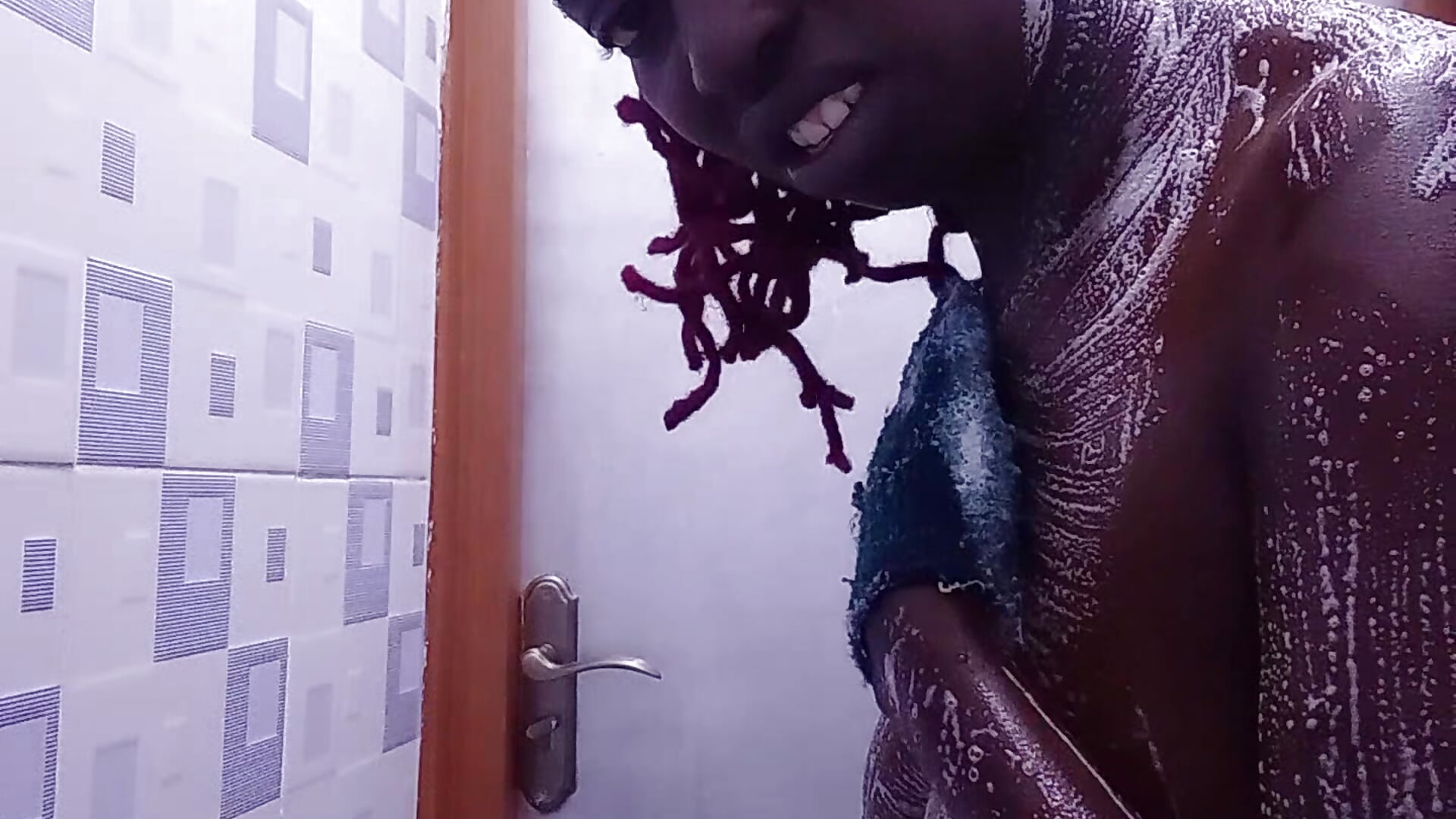 Shower show - vídeo de la modelo de cam Wetpussy303
