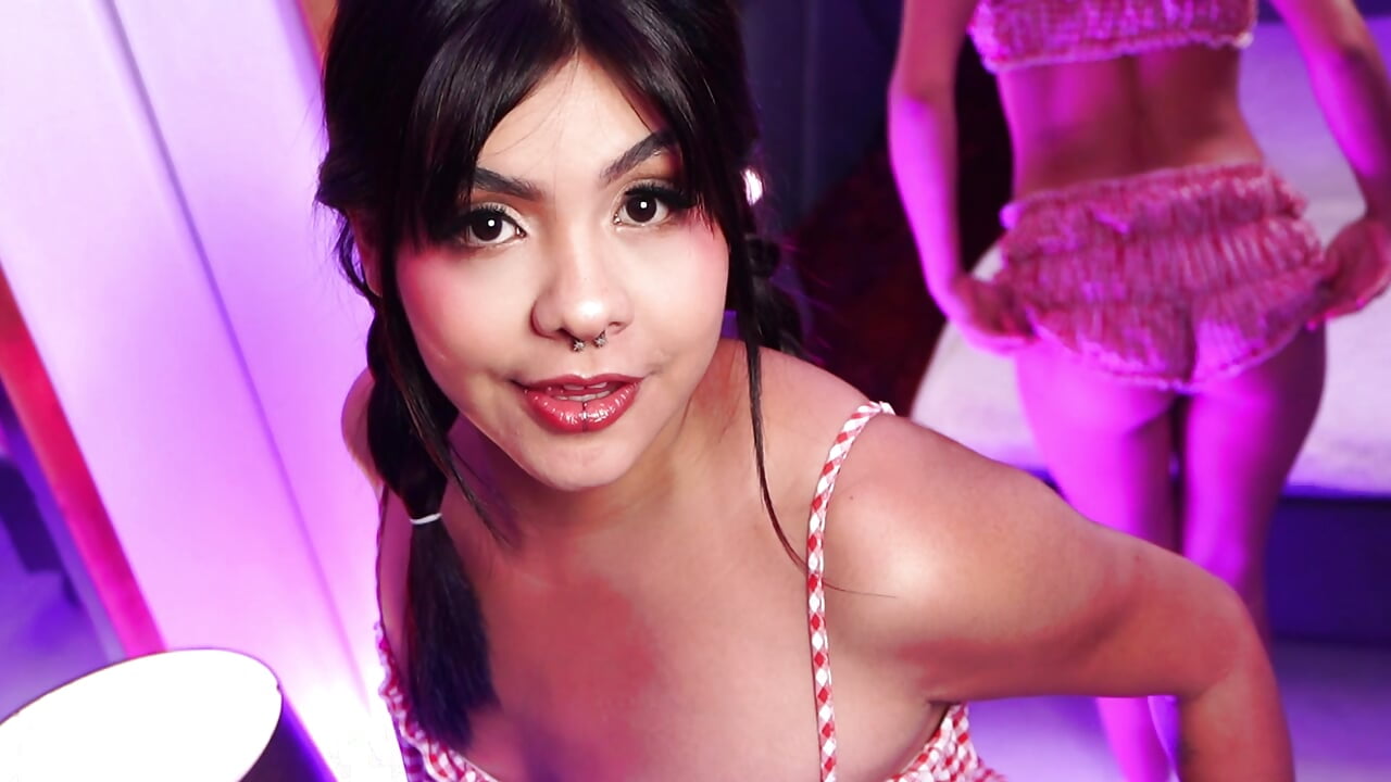 Enter my dangerous world🌹 - video by MaxineDoll cam model