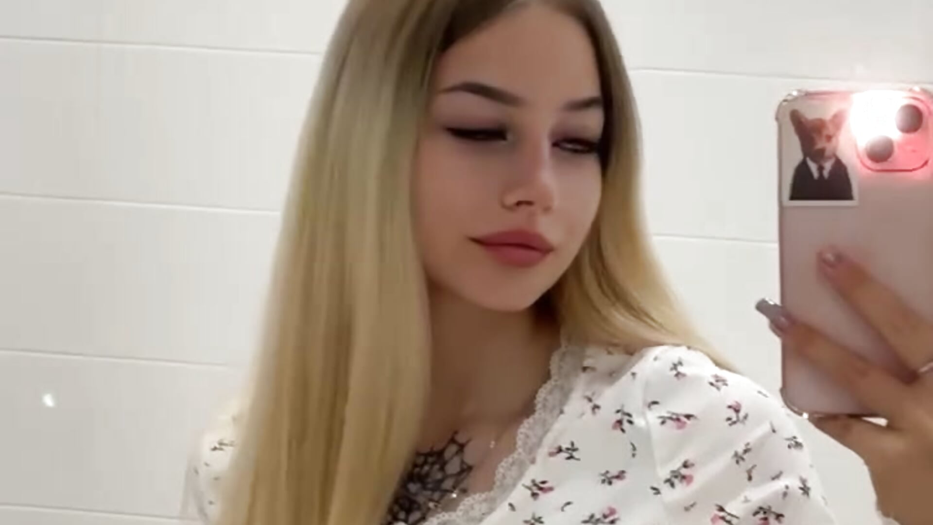 Grimacing a little - vidéo du modèle de showcams DeniseMekus