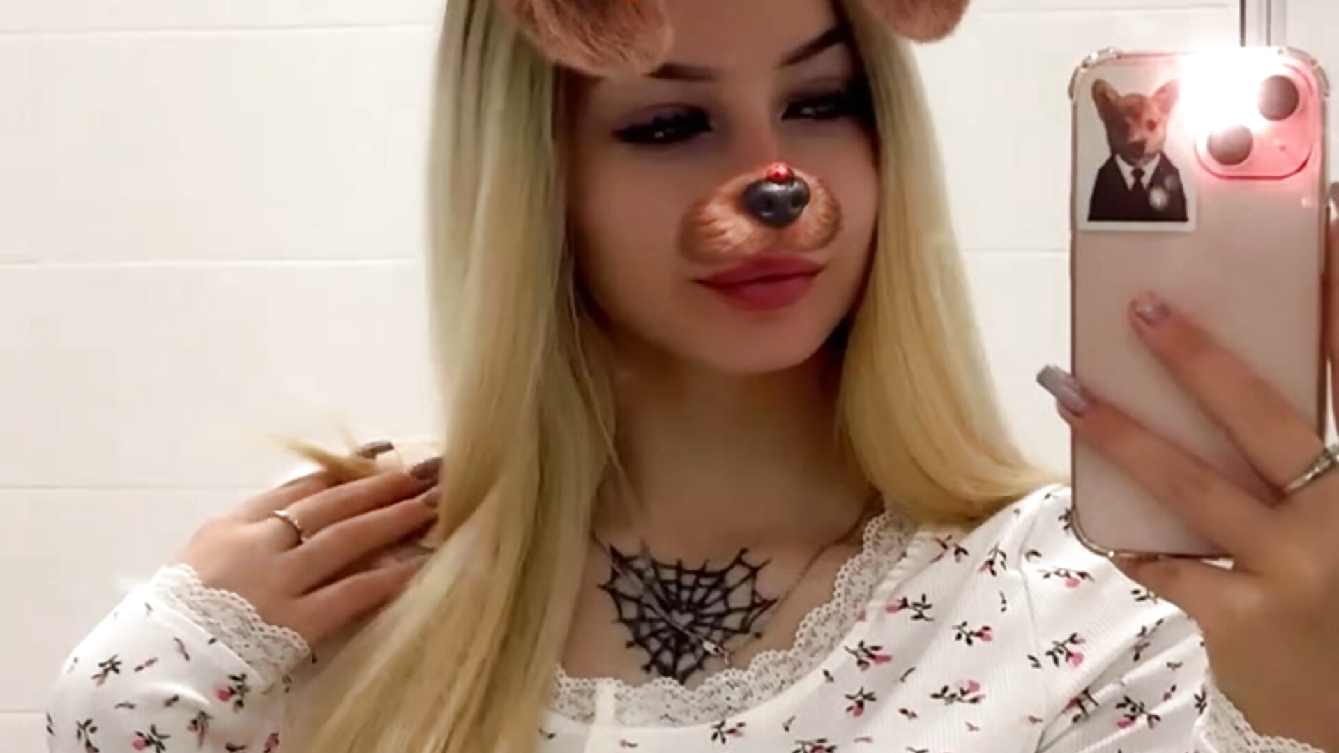 Cutie doggy ;) - vidéo du modèle de showcams DeniseMekus