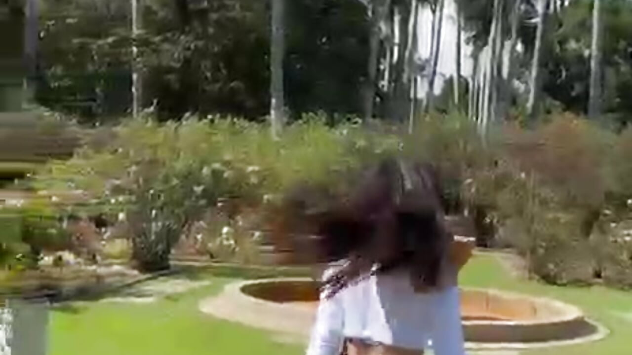 video publico – video modela na kameri Angell-Fire