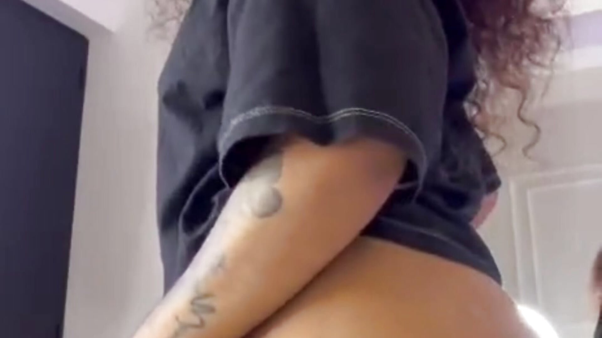 Bouncing Ass - video di ShuriLux modella di cam