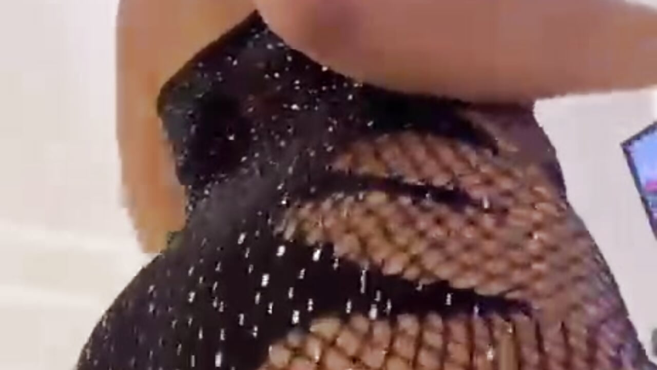 Do you like to see me shake my ass for you? - video di ShuriLux modella di cam
