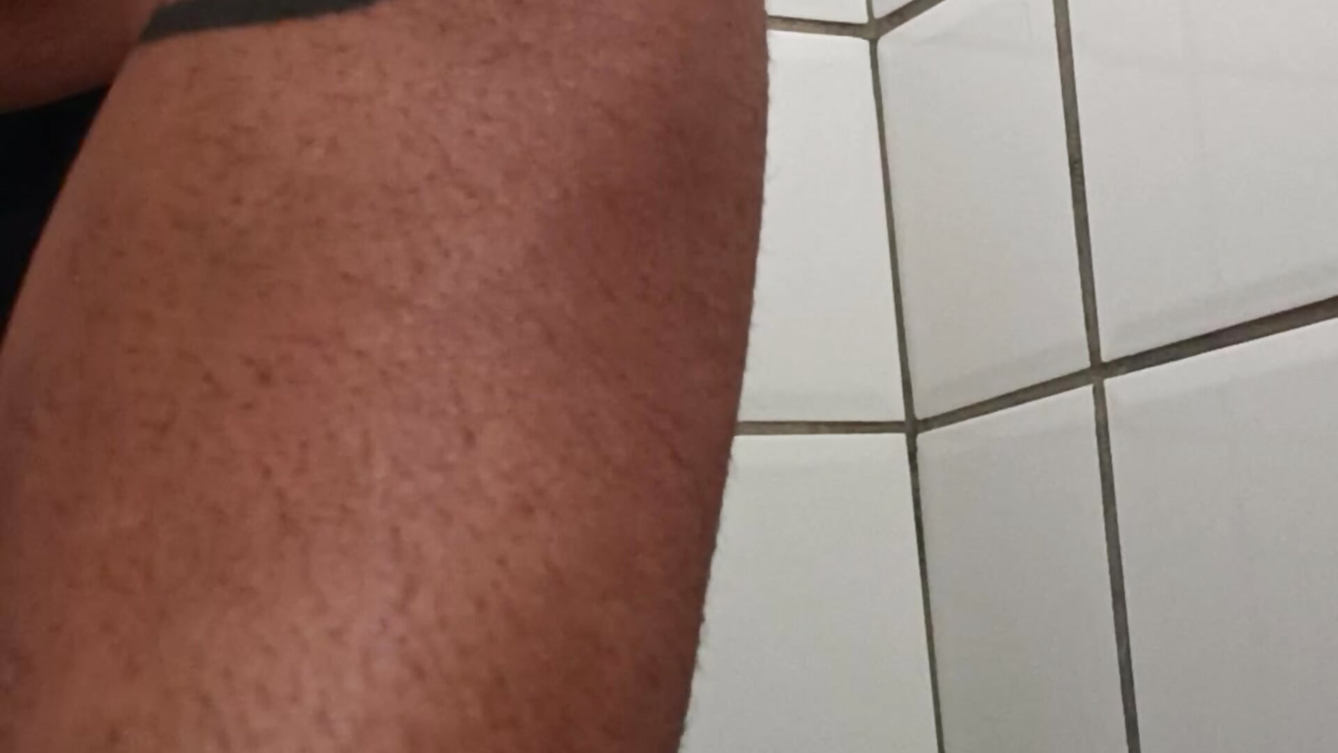 Fiquei com tanto tesão no trabalho que gosei muito escondido no banheiro! - video av BarbozaAdtt cam-modell
