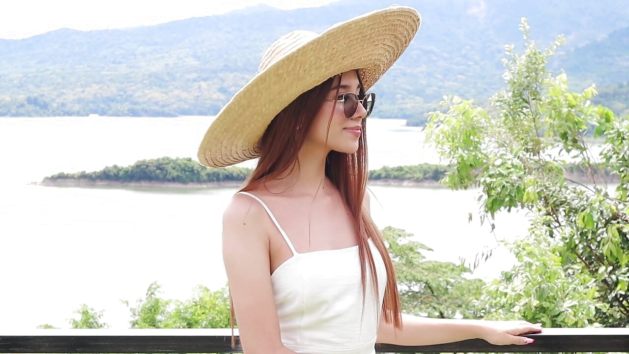 On the lake – video modela na kameri AlexaAbad
