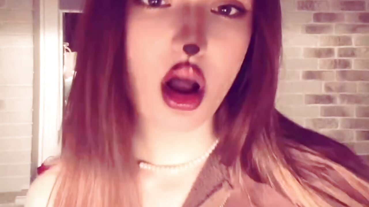 Woof :P – video modela na kameri AlethaPincus