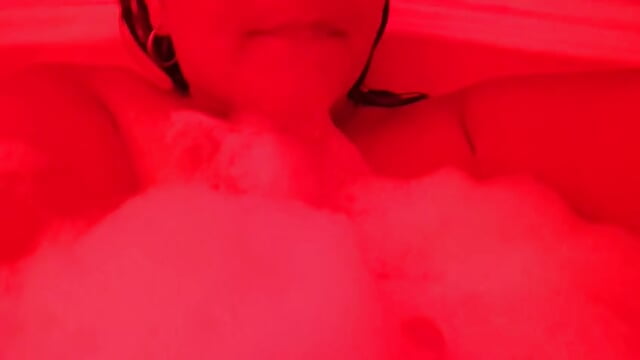 Red - video by SalomeBins cam model