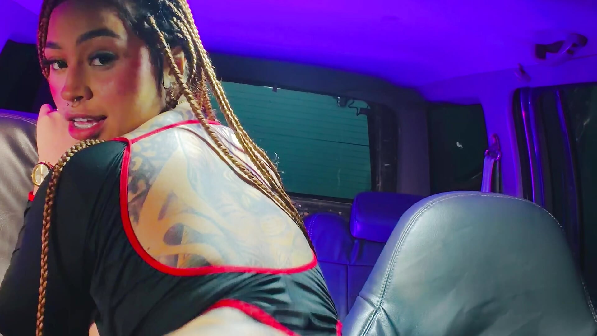 Twerk no pantie in the car 🥵🫦🚘 – video af Nikki_Rousmel cam-model