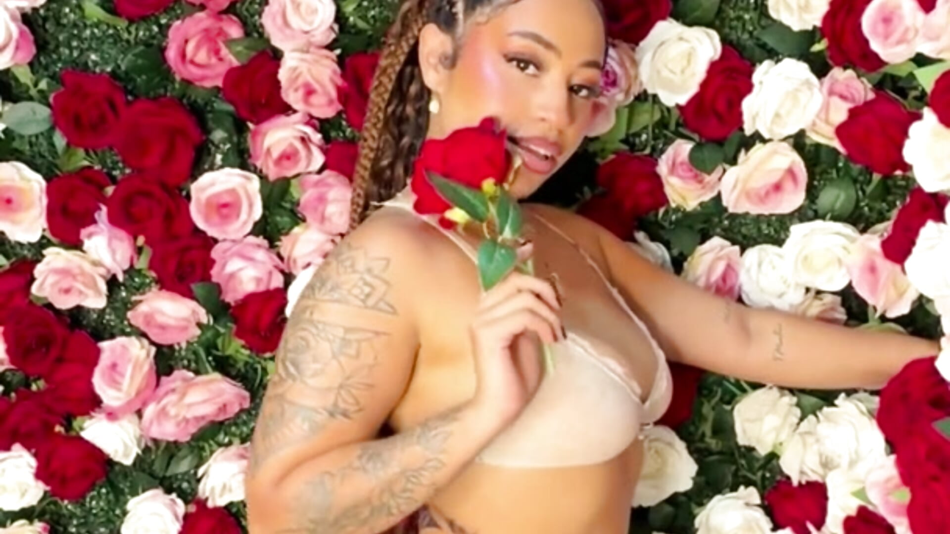 The most beautiful rose of all🌹🩷 – video af Nikki_Rousmel cam-model