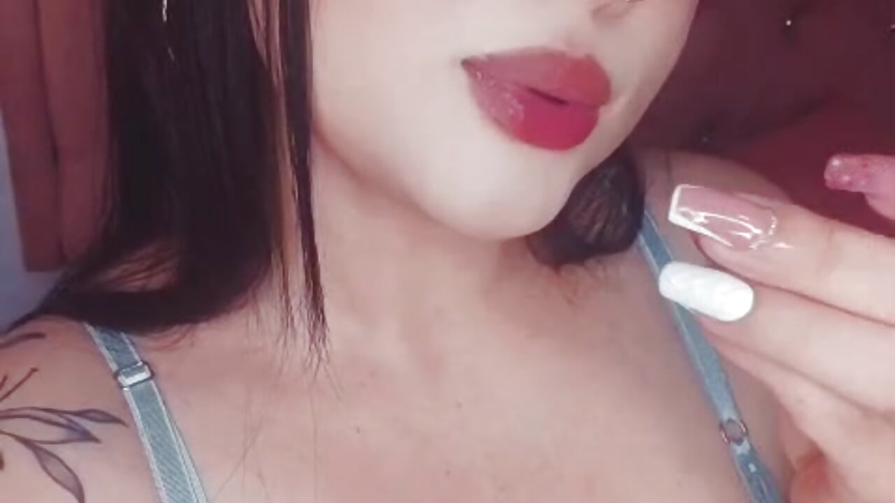 Do you like ice in my lips?👄🧊 - video by vanesapalacios cam model