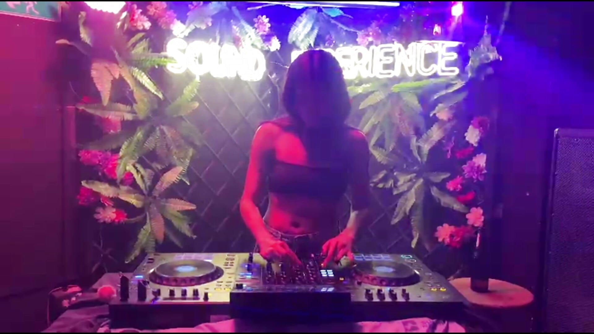 Cherry DJ – video af CherryMyla cam-model