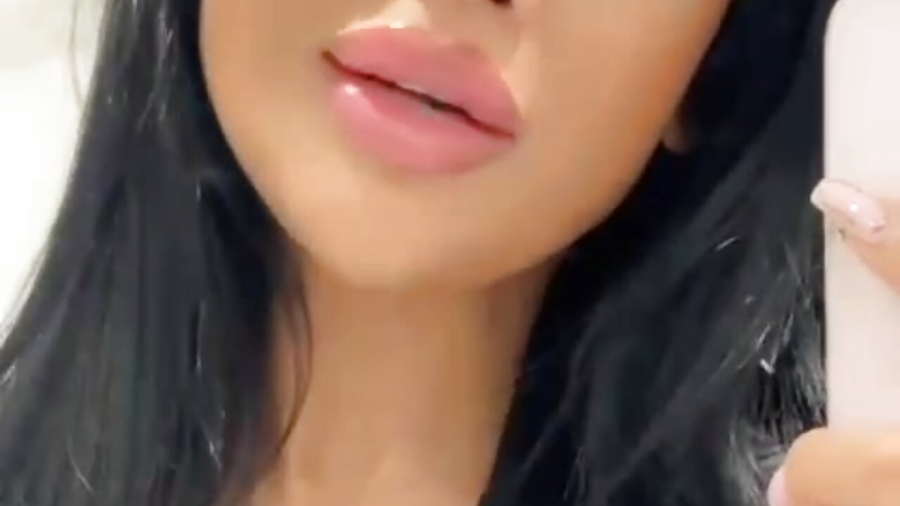 Sweet smile, wicked thoughts, dangerous energy.💋 - video Alma69sc kameramallilta