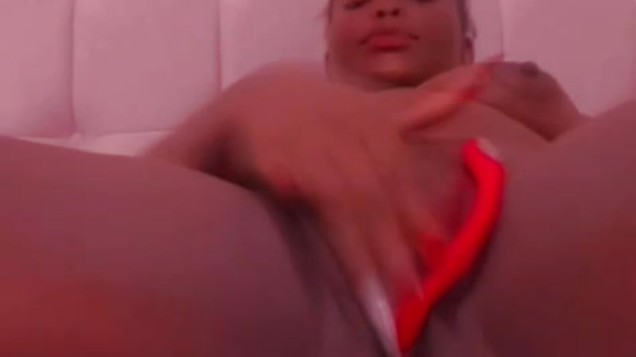 Some toy play🥵💦 - vídeo de la modelo de cam Queen_poppy