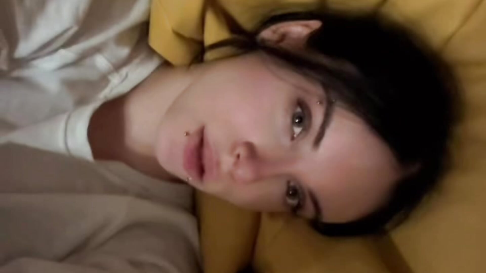 Wanna join me in bed? ベッドで私に参加したいですか？ - video by illiebilish cam model