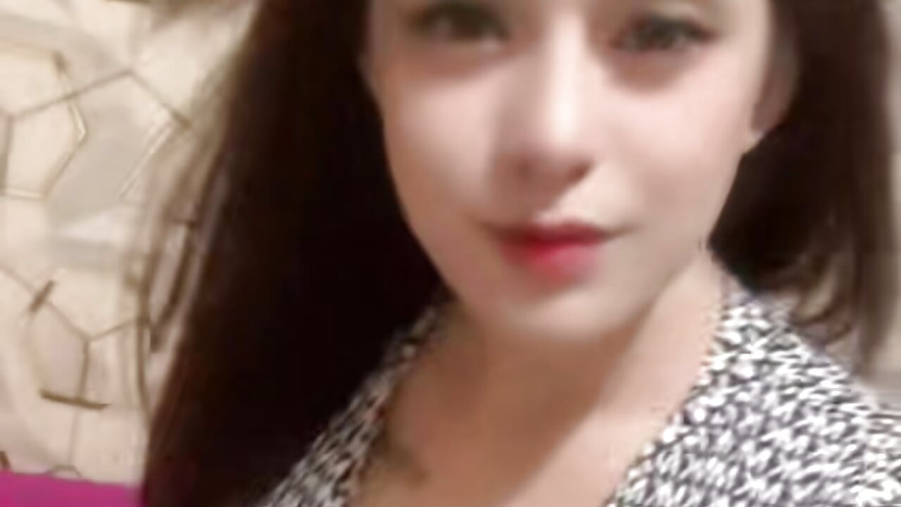 v1c044g50000d6e3k2vog65pr7kg144g - clip cu HotMonique09 model videochat