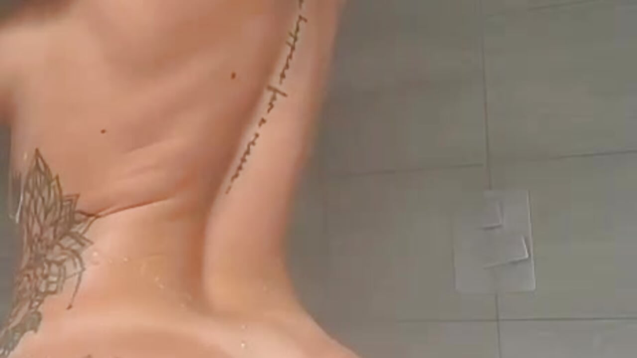 more ass shake in shower 🔥