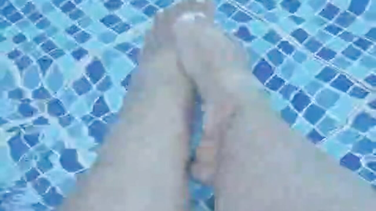My wet feet and the burning sun... a perfect combination to tempt you today - video od modelky/modela CurvyFireLatina