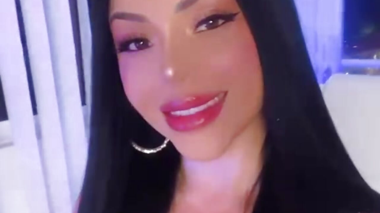 HEY GUYS - video di Alannawolff modella di cam