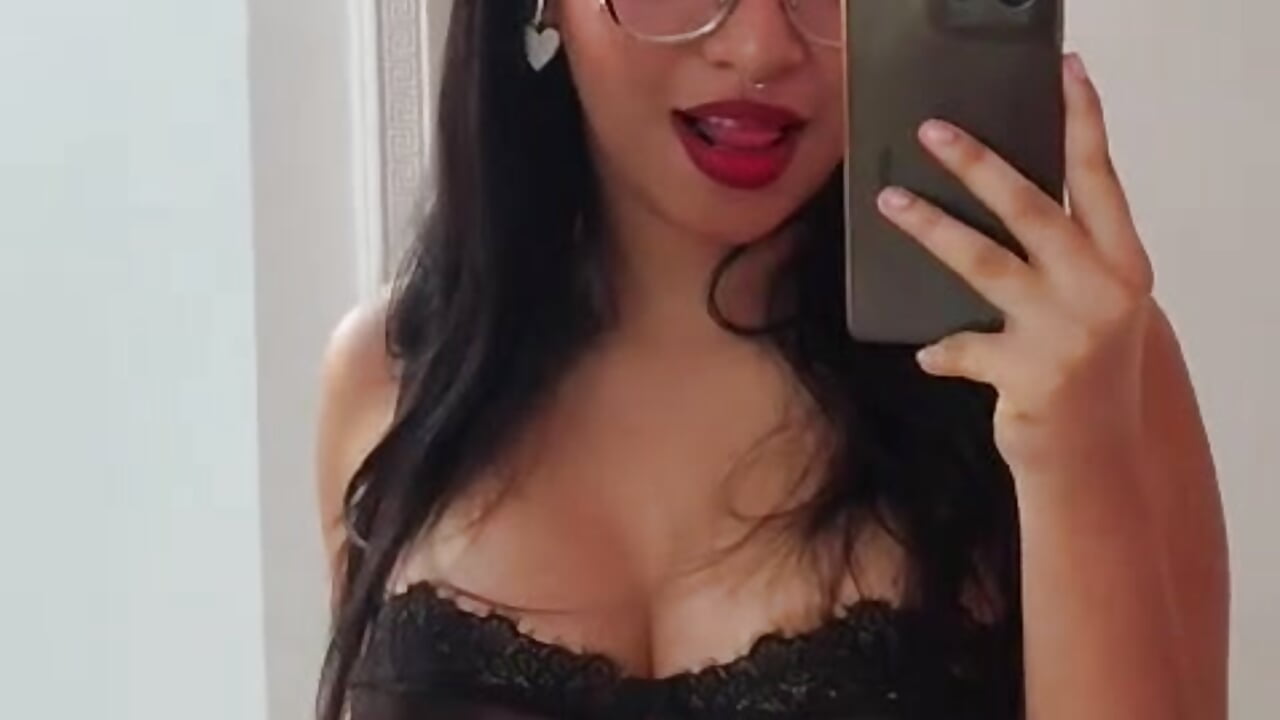 You wanted this spark? Good. Don’t lose focus. 🔥 - video van Maddy-Dove cam-model