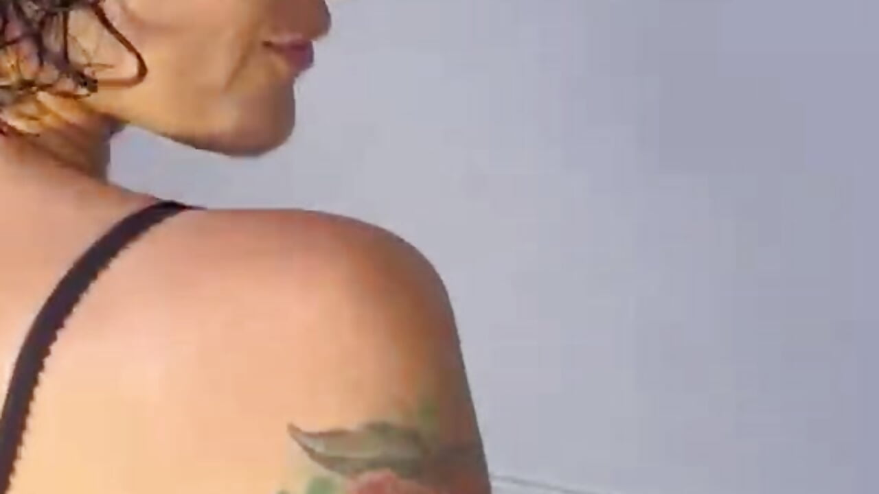 come see my tattoos – video modela na kameri Sofiawonderr