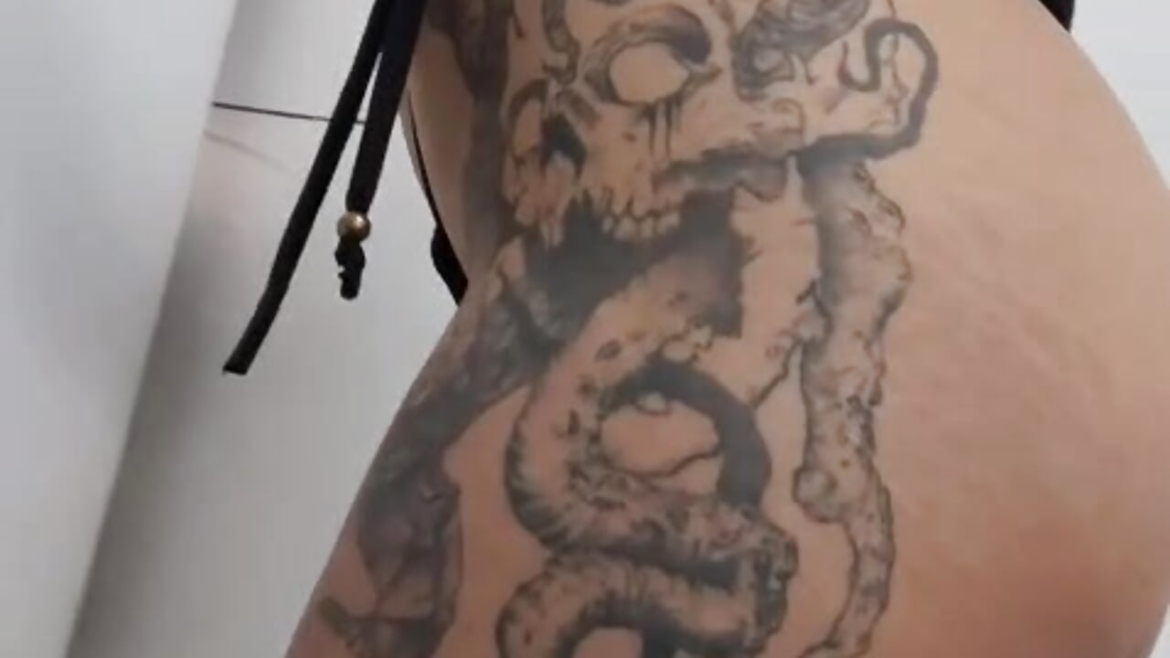 Tattoos on my warm and delicious body – video modela na kameri LilithDesire_