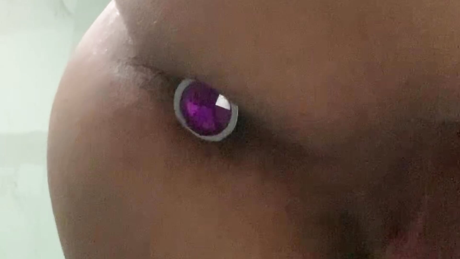 Butt plug insertion with face