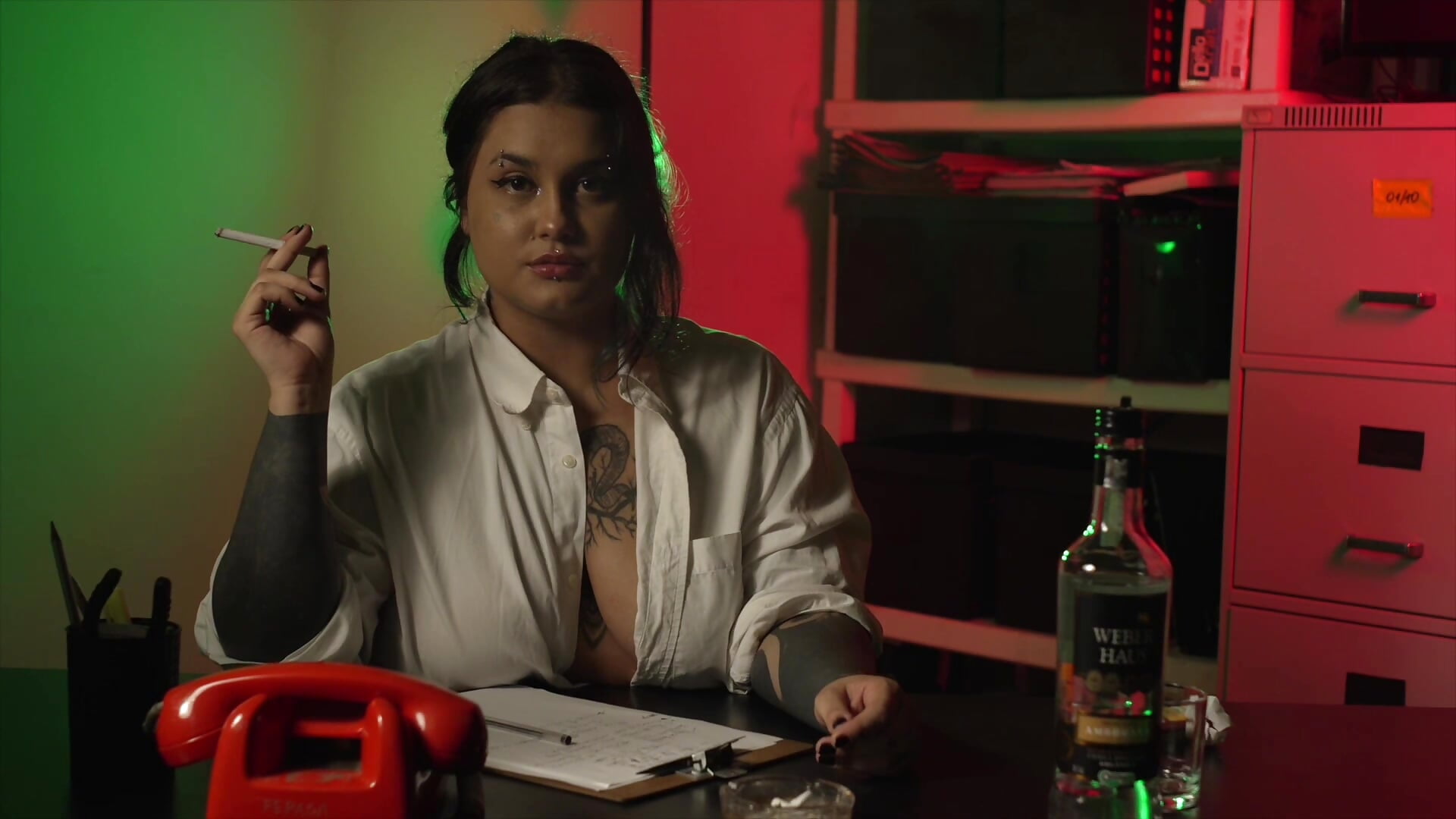 PRÉVIA | Uma detetive fumando em seu escritório - video by VenusRotten