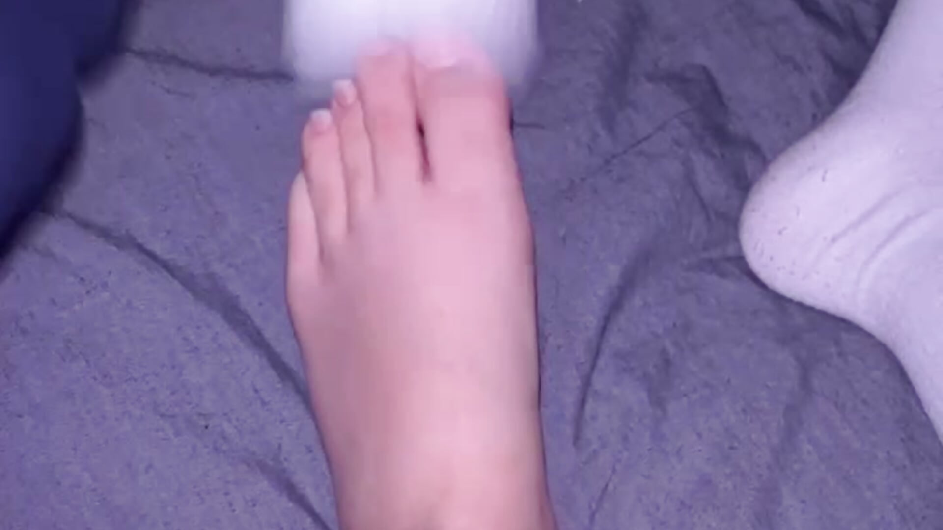 take off my socks and show feet (çorap çıkarma ayak gösterme)