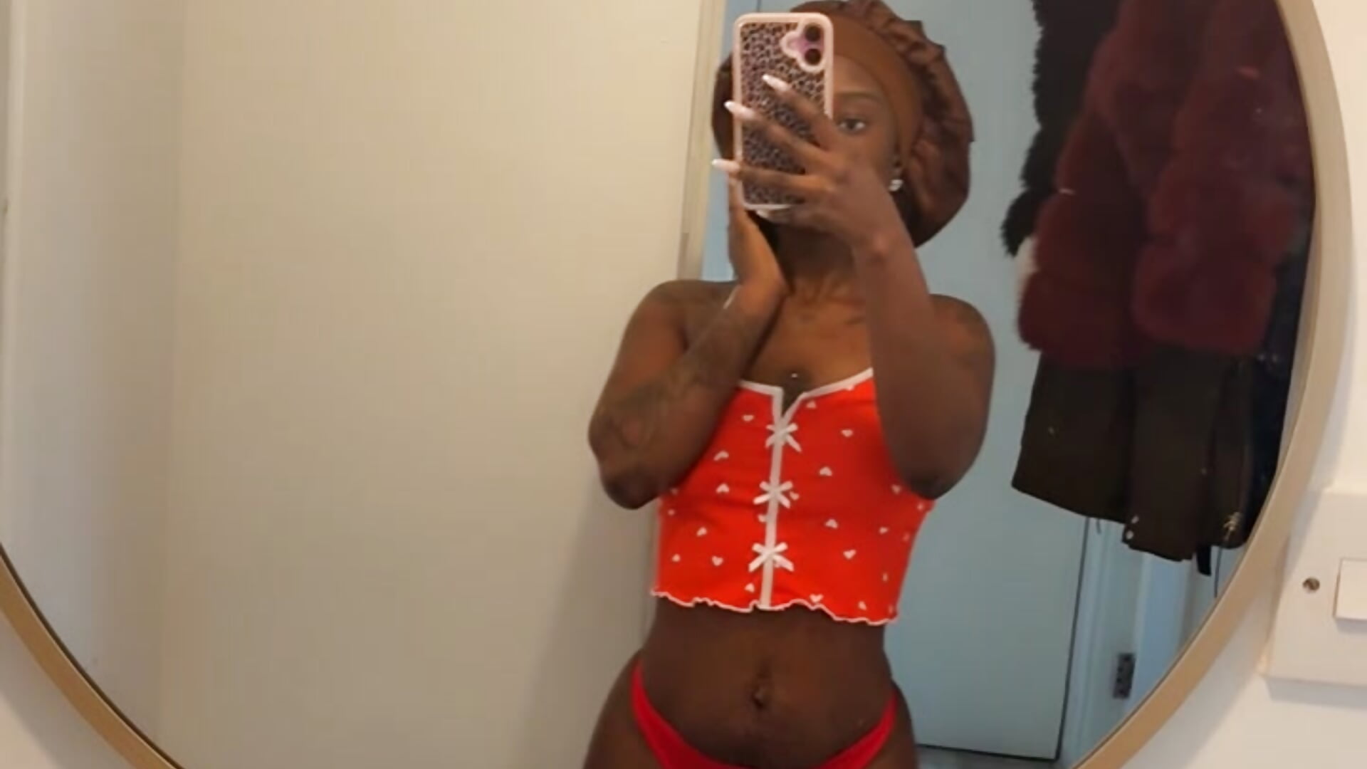 Half naked Ebony - video by velvetvandalx cam model