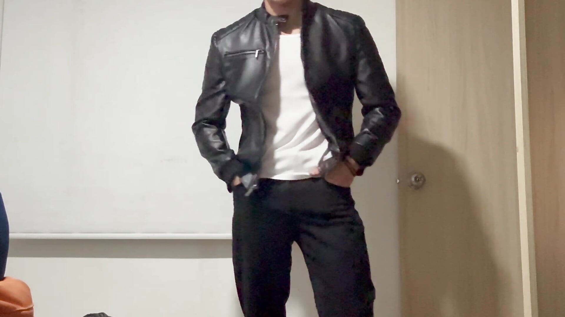 Look my sexy jacket of leather – видео вебкам-модели Luke_Muscle