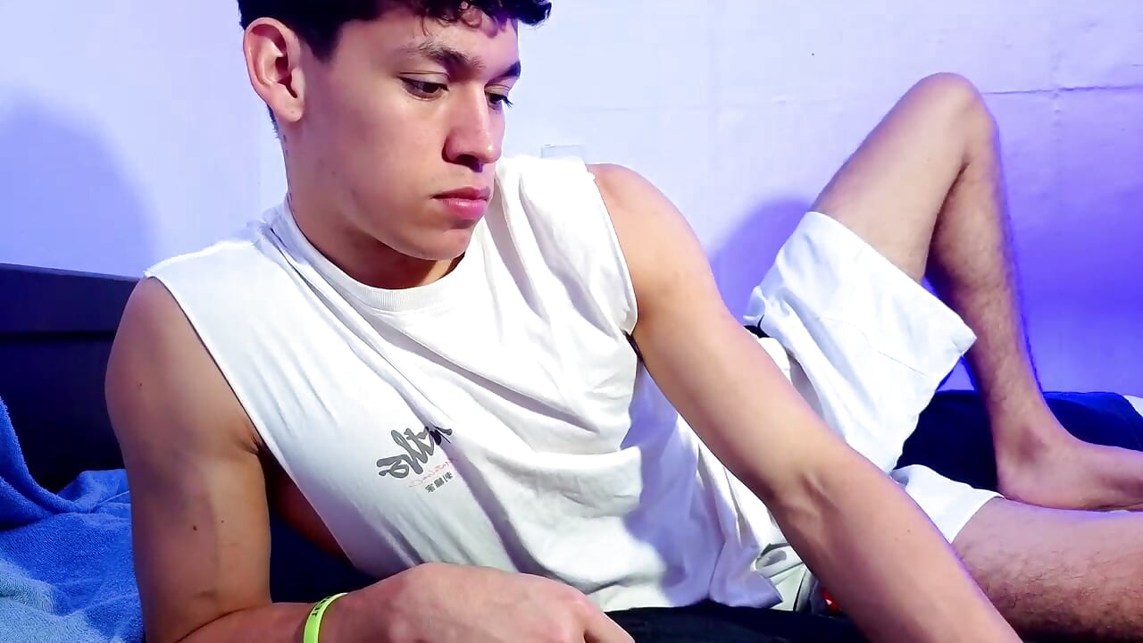 Sexy boy shows his muscles. – video af Luke_Muscle
