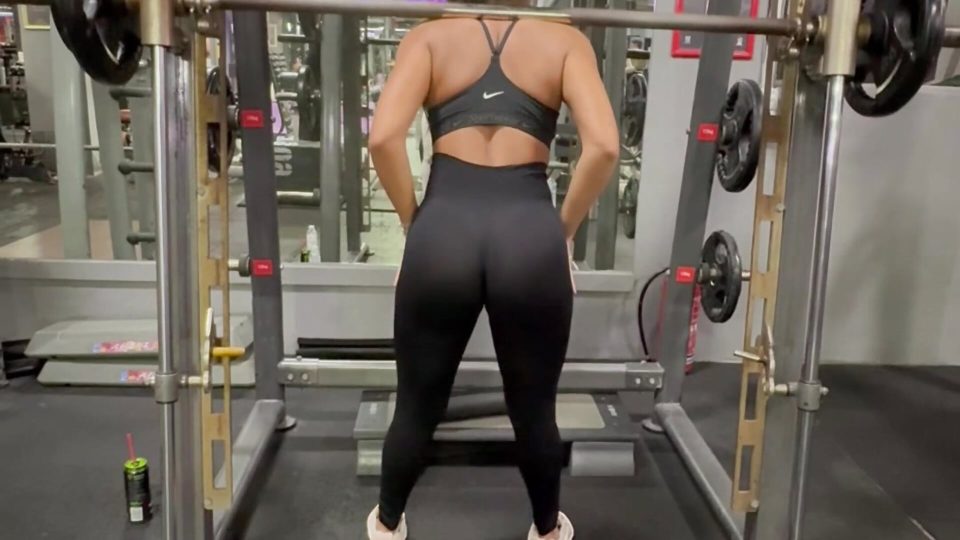 Agachamento na academia - video của người mẫu cam princess___hot