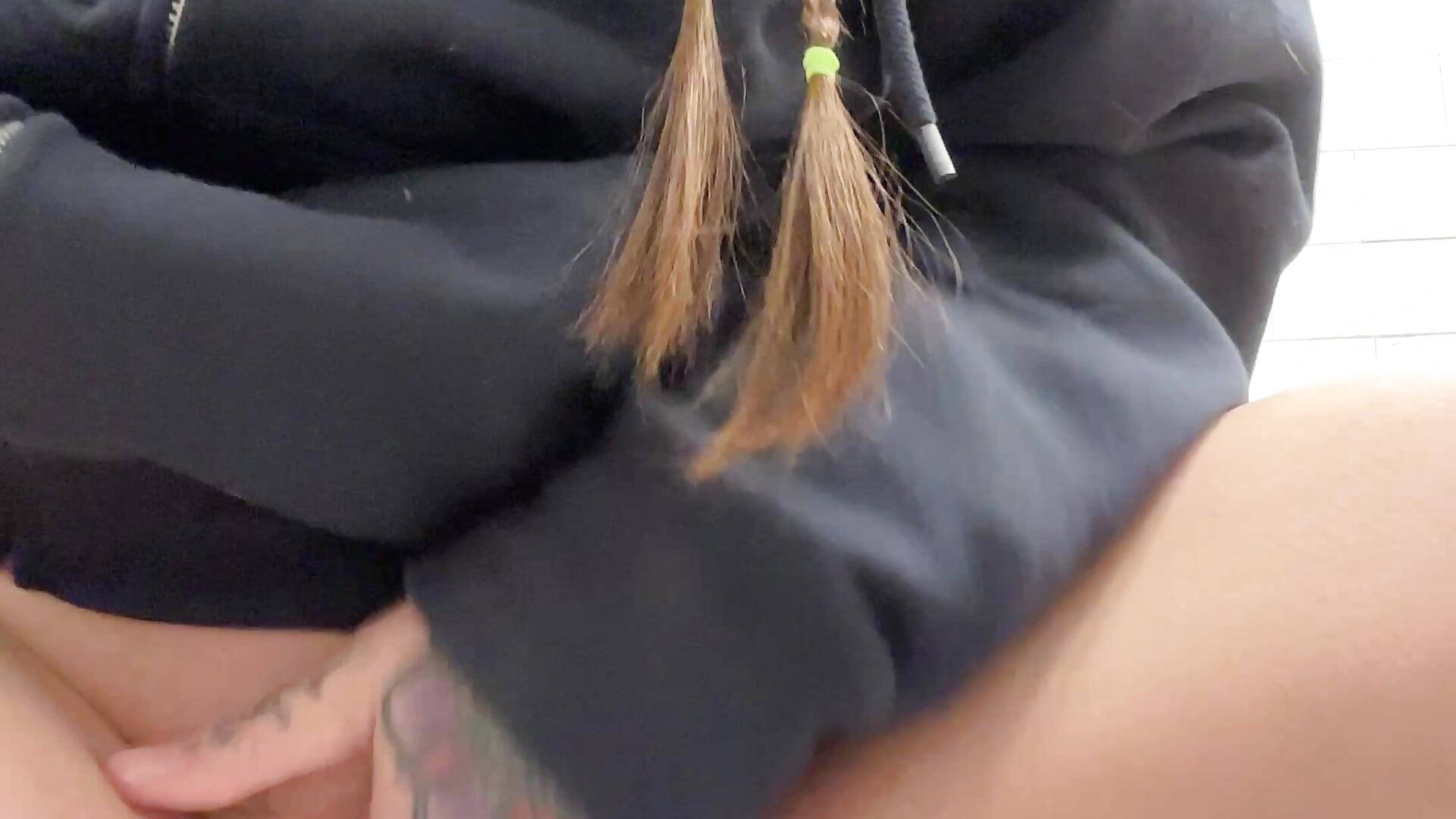 squirt in public restroom since I didn’t get on cam today 💓💓